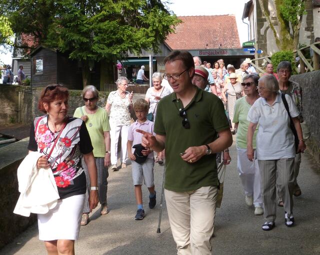 Bernolph Freiherr von Gemmingen-Guttenberg führte die Seniorengruppe persönlich durch "seine" Burg