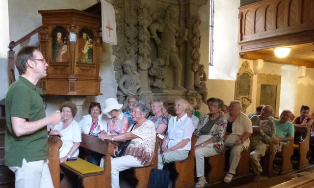 In der Burgkapelle erläuterte Bernolph von Gemmingen-Guttenberg den aktuellen Bezug zur Reformation