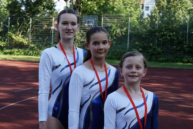 vlnr: Sabrina Schuster, Hellen Lechner und Lola Grube (alle TSG HN) erreichen Medaillenplätze beim Württembergischen Mehrkampffinale in Heidenheim/Brenz