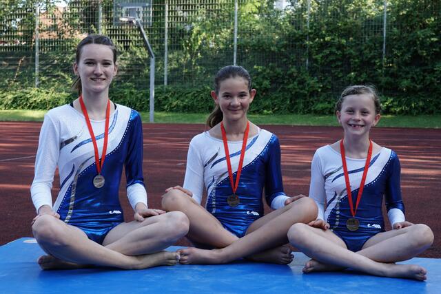 vlnr: Württembergische Mehrkampfmeisterin Sabrina Schuster, Hellen Lechner und Lola Grube erkämpfen beide den 3. Platz im Jahnkampf (alle TSG Heilbronn)