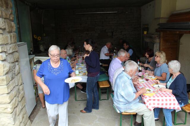 Essen und Trinken pflegen die Geselligkeit