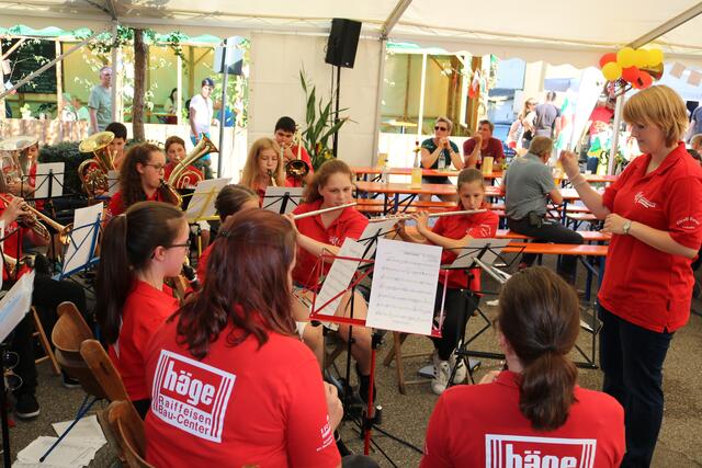 Das Jugendorchester der Stadtkapelle unter der Leitung von Saskia Pasker unterhielt die Besucher zu Beginn im Festzelt.