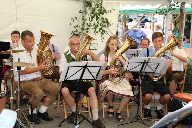 Die Hausmacher unterhielten die Besucher mit traditioneller Blasmusik.
