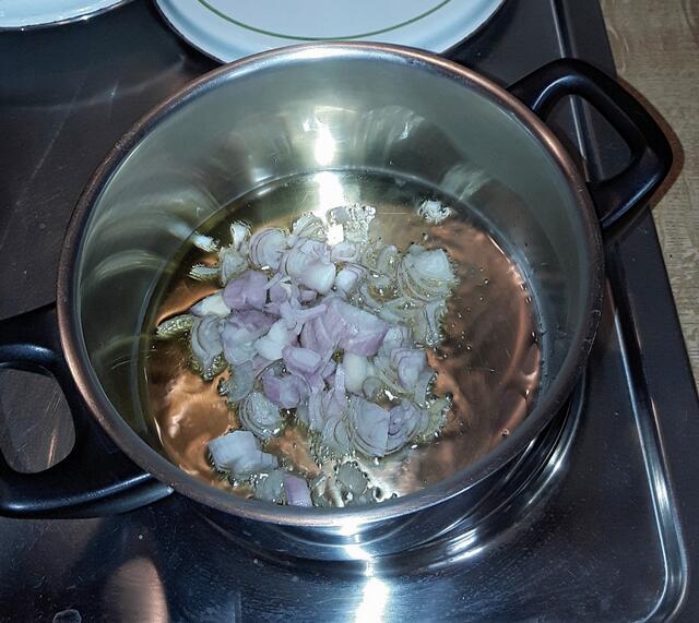 ... in erwärmtem Olivenöl andünsten, glasig werden lassen