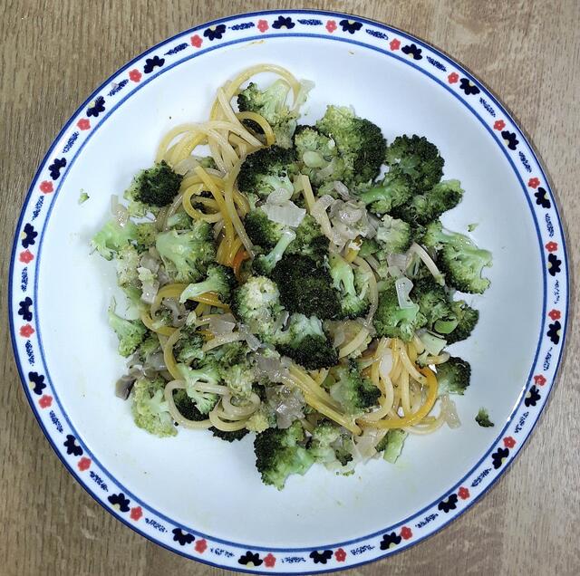 Die restlichen Broccoliröschen obendrauf anrichten - fertig!