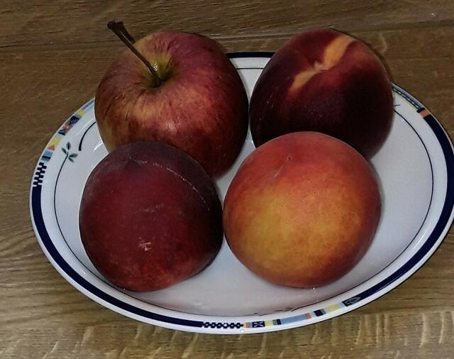 Als Dessert gibt es saisonales Obst ...