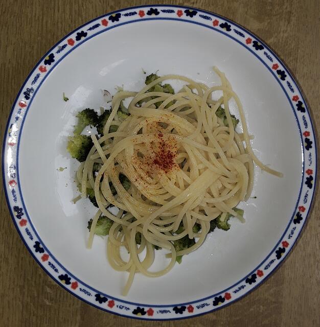 Einen Teil der Broccoli auf den Teller geben, die Pasta daraufgeben, Safran darüberstreuen ...