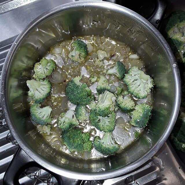 Die Broccoliröschen dazugeben und bei geschlossenem Deckel dünsten lassen.