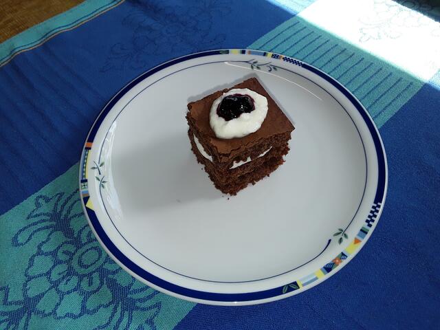 ... und ein kleines Stück vom selbstgebackenen Johannisbeer-Ricotta-Kuchen.