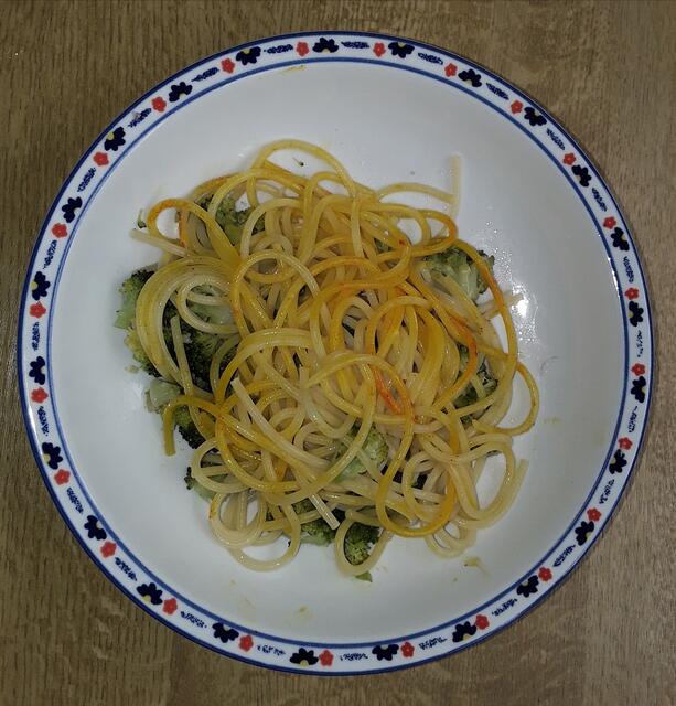 ... vorsichtig mit 2 Gabeln den Safran mit der Pasta verrühren