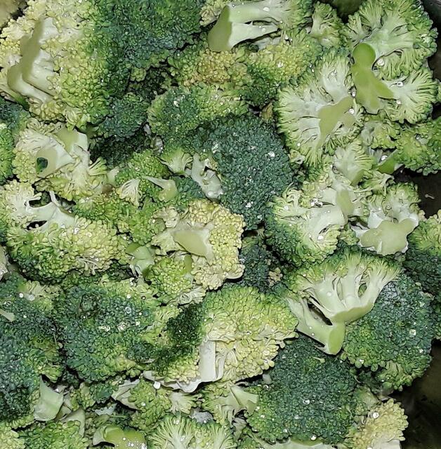 Die Röschen vom Broccolikopf abschneiden und waschen.