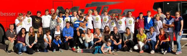 Die U15 mit Bert, dem Bär, den Eltern und den Trainern Simone Schimmel und Martin Maier