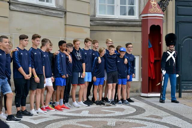 Die U15 bei der königlichen Wachablösung