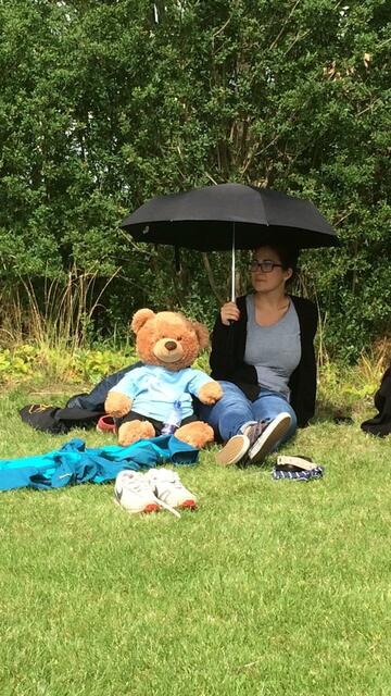 Bert, der Bär, der 365 Tage unterwegs ist, war das Maskottchen derU15.