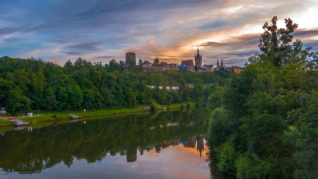 Blaue Stunde am Neckar. Ausklang eines schönen Urlaubstages in Bad Wimpfen