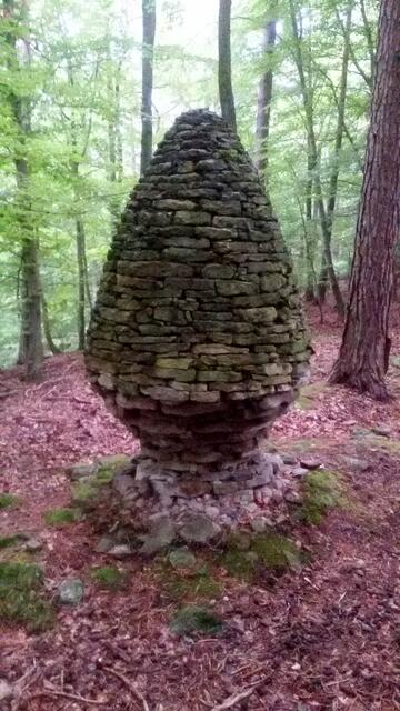 Dieses Monument mit dem interessanten Sockel hat seinen Platz in Neuhütten. Künstlerisch wertvoll ist auch, dass kein Ei dem anderen gleicht.