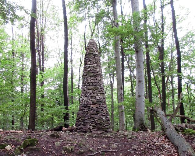 Dieses in der Form außergewöhnliche Monument erinnert an eine "Rakete". Auch hier scheint Klaus Waldbüßer sich mit der Auswahl des Platzes sehr viel Mühe gegeben zu haben.