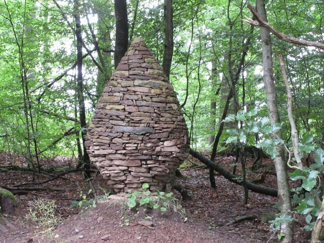 Dieses Steingebilde wurde im Wald bei Lehrensteinsfeld gesichtet.