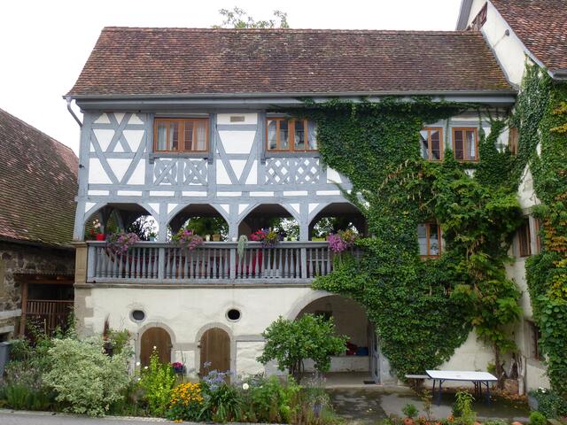Bei einem Spaziergang durch Neuenstein entdeckte ich dieses wunderschöne Haus "in zweiter Reihe"