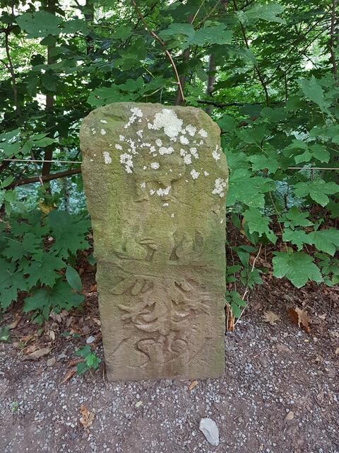 Grenzstein auf dem Paradiesweg
