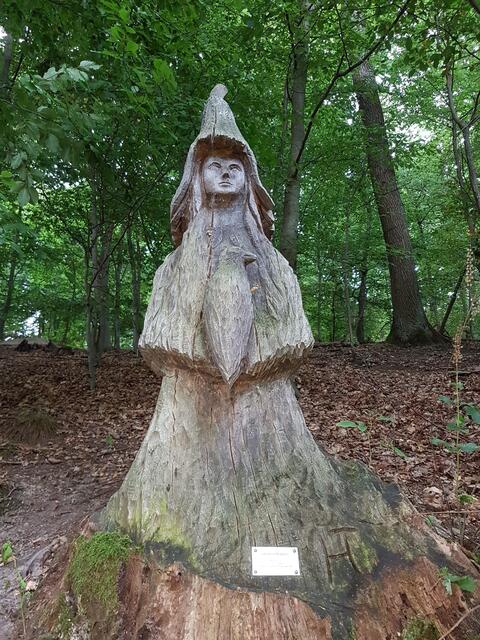 Waldfeh auf dem Skulpturenpfad