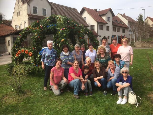 Die Osterdekoration der Landfrauen Cleebronn in der Ortsmitte