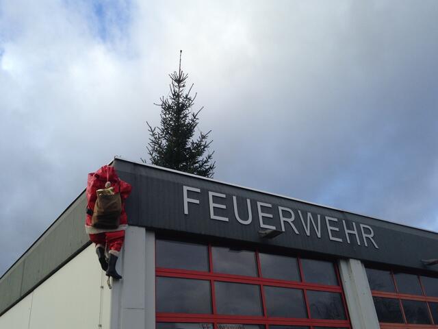 Nikolaus und Weihnachtsbaum schmücken auch das Feuerwehrhaus.