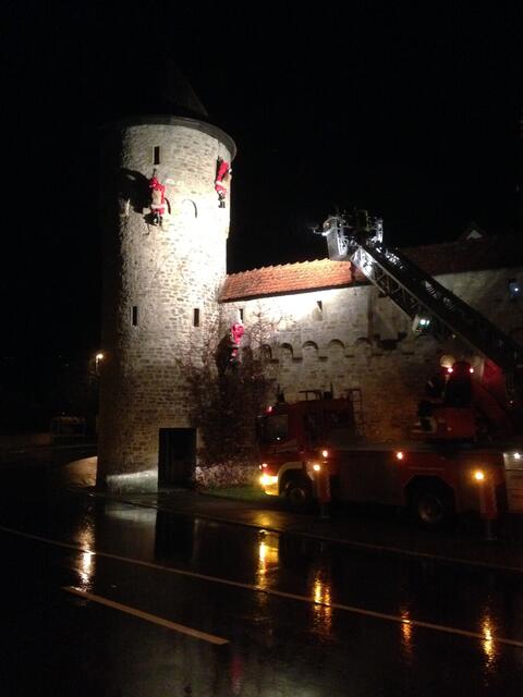 Von der Jagstbrücke bietet sich den Besuchern ein schöner Blick auf die Stadtmauer.