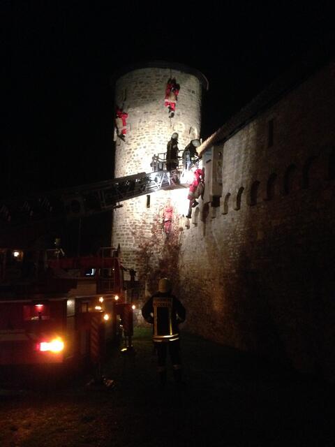 Die am Turm platzierten Nikoläuse werden mit Hilfe der Drehleiter angebracht.