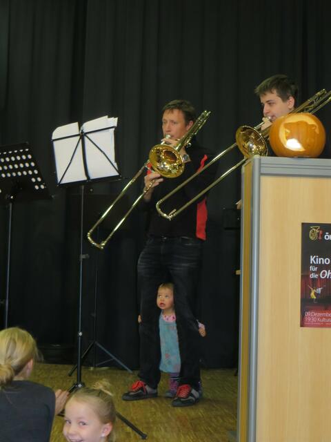 Papa, der Notenständer ist zu hoch, ich sehe die Noten nicht!