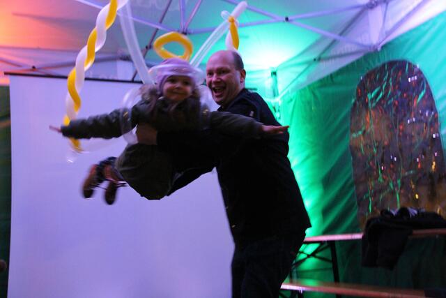 Ralf Esslinger, der Luftballonkünstler, modellierte einen Engel, der dann "fliegen" durfte.