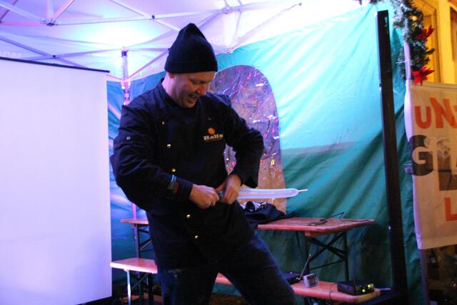 "Unglaublich": Ralf Esslinger schaffte es tatsächlich ein scharfes Küchenmesser im Luftballon verschwinden zu lassen.