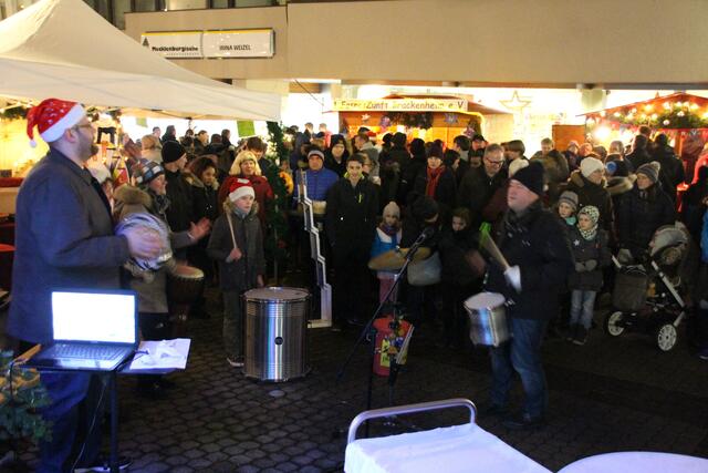 Viele Besucher tanzten und sangen fröhlich mit bei den adventlich-rhythmischen Trommelstücken von Los Trommlos.