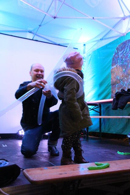 Ralf Esslinger, der Weltrekordhalter im Luftballonmodellieren, modellierte ein Kunstwerk: Ein Engel entsteht.