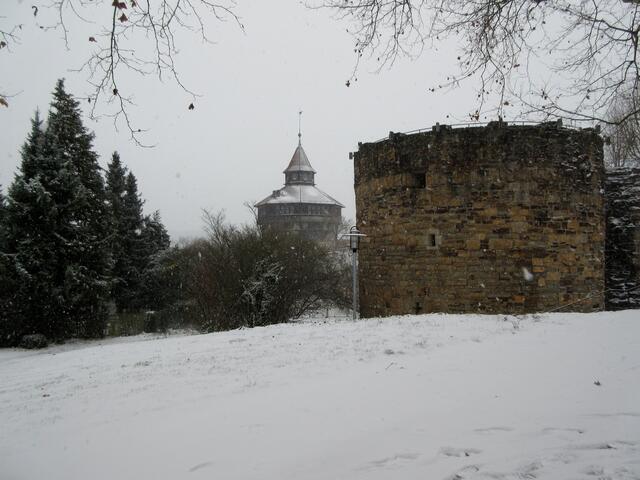 Im Vordergrund der Pulverturm, dahinter der Dicke Turm der Burg Esslingen