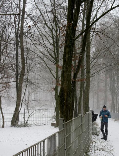 Ideen muss der Wanderer haben, Rucksack am Zaun und Hände frei.