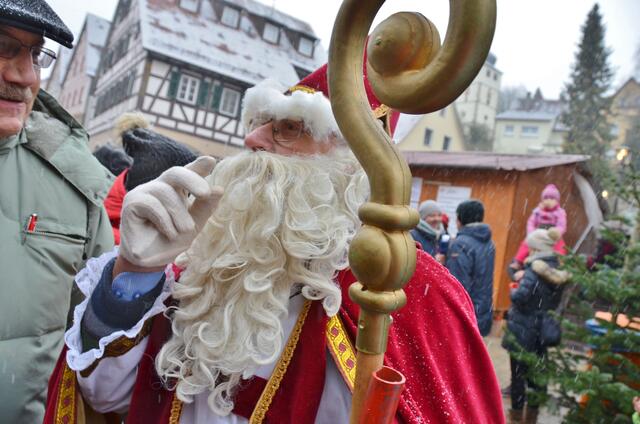 Nikolaus verteilt Geschenke