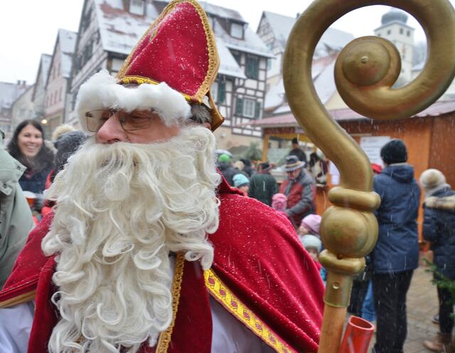 Nikolaus mit ernstem Blick
