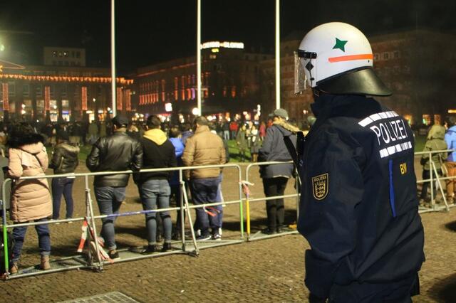 Die Polizei hat immer die Augen auf die Feier