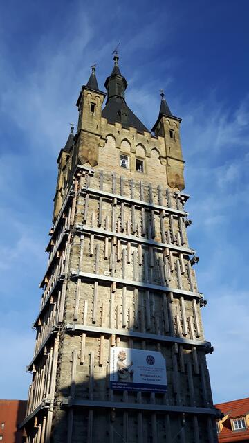 Der blaue Turm in Bad Wimpfen mit einem Schattenspiel der evangelischen Kirche. (Foto: Apis Brackenheim)