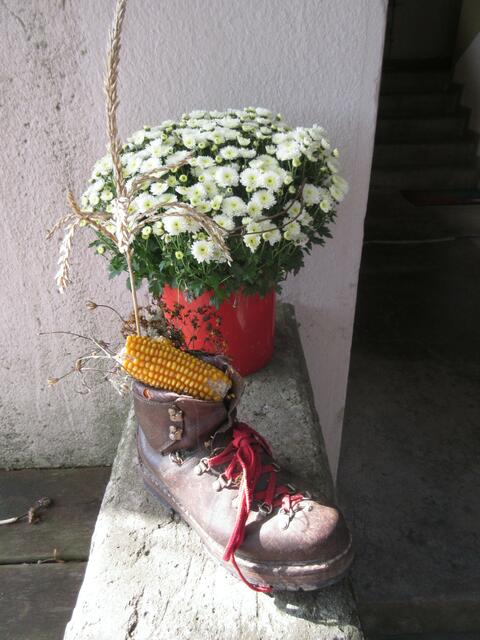 Blumenschmuck am Turm in Jux
