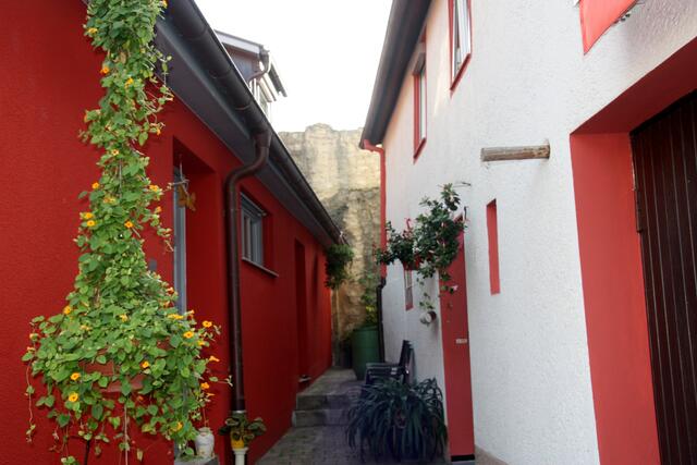 Gasse in Lauffen mit Stadtmauer im Hintergrund