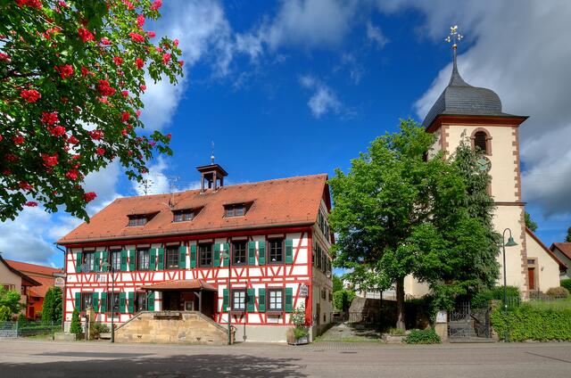 Landhaus Flämmle und Kirche in Neipperg