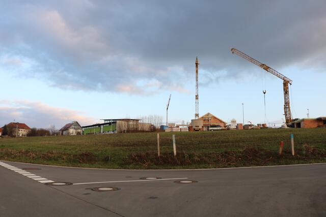 Zweiflingen Innen"stadt" - Dorf im Wandel. Im Hintergrund Schule, Rathaus, Kinderhaus und Sportplatz