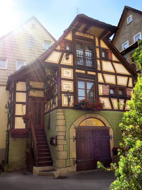 Dieses romantische Fachwerkhaus steht im Honigzipfel von Künzelsau. Es ist liebevoll und detailreich in Eigenregie restauriert und bemalt worden. Der "Honigzipfel" in Künzelsau ist ein "altes" Handwerkerquartier, wobei leider mehrere alte Häuser bereits abgerissen wurden.