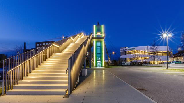 Campusbrücke zur "Blauen Stunde" - es gehen die ersten Lichter an.