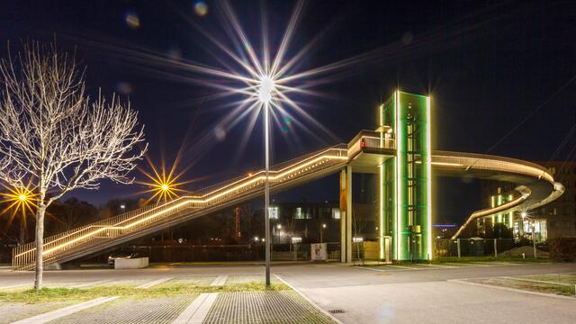 Campusbrücke bei Nacht - elegant schwingt sich die Brücke über die Bahngleise.