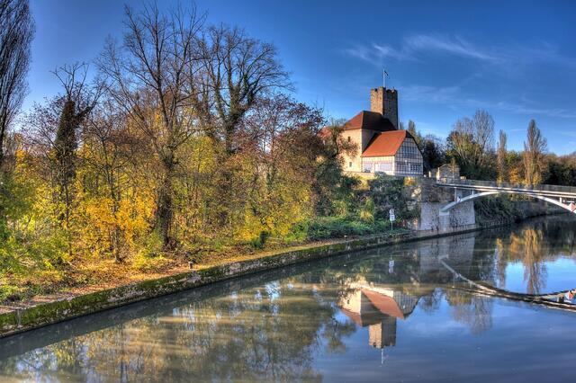 Die Lauffener Rathausburg über dem Neckar