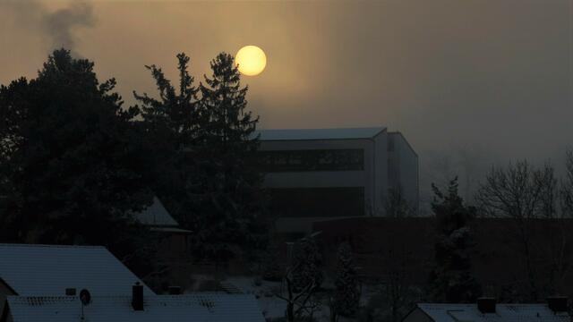Sonnenaufgang bei Nebel, über der Grundschule in Obers.-Affaltrach.