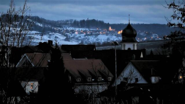 Winterliche Abendstimmung über Obers.-Affaltrach, darüber Löwenstein im Schnee.